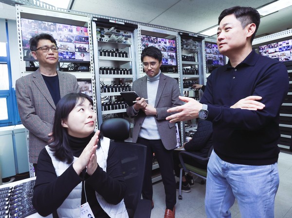 올해 첫 현장 경영으로 대전 유성구 '대전 R&D 센터'를 직접 방문한 (맨 오른쪽) 홍범식 사장이 홈서비스품질 직원에게 업무 설명을 듣고 있다./사진=LG유플러스