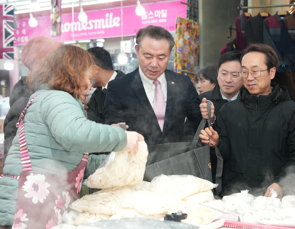 유재훈 예금보험공사 사장이 21일 전통시장을 방문해 설 명절맞이 장보기를 하고 있다. /사진=예금보험공사