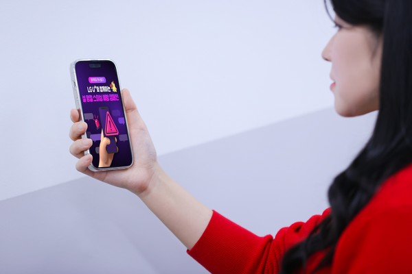 LG유플러스 임직원이 스미싱 예방 가이드라인을 확인하고 있다./사진=LG유플러스