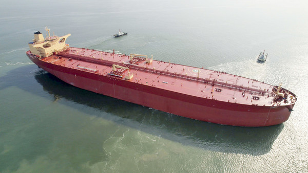 SK해운의 31만8000톤급 초대형 유조선 씨브레이브(C.BRAVE)호가 '오션와이즈'를 장착하고 최적 항로 운항 실증에 나선 모습. /사진=HD현대마린솔루션