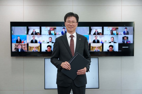 24일 NH농협은행 강태영 은행장은 서대문 본사에서 개최한 해외점포장 화상회의에서 원칙에 입각한 업무 수행을 당부하고 직원들을 격려하는 소통의 시간을 가졌다. /사진=NH농협은행