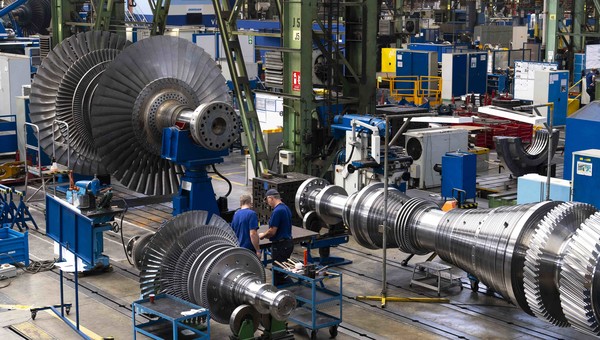 체코 플젠에 위치한 두산에너빌리티의 체코 자회사 두산스코다파워 공장에서 직원이 증기터빈을 살펴보고 있다. /사진= 두산에너빌리티