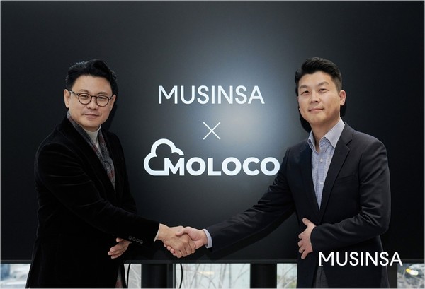 서울 성수동 무신사 N1에서 열린 업무협약식에서 기념 사진을 촬영하고 있는 무신사 전준희 테크 부문장(왼쪽)과 몰로코 아태지역 김이영 부사장 / 사진=무신사