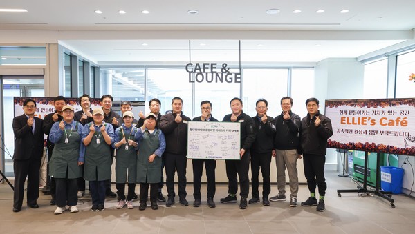조재천 현대엘리베이터 대표이사(왼쪽 여덟 번째)가 장애인 바리스타들과 함께 사내 복지 카페인 '엘리스 카페' 오픈식 후 기념촬영을 하고 있다./사진=현대그룹