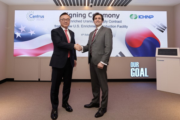 한국수력원자력이 4일(현지시간) 미국 워싱턴DC에서 미국 핵연료 공급사인 센트루스와 농축우라늄 공급계약을 체결했다. 이번 계약은 트럼프 2기 행정 부 출범 이후 한·미 간 원자력 분야 협력의 첫 실질적 성과라는 측면에서 주목된다. (왼쪽부터) 황주호 한국수력원자력 사장, 아미르 벡슬러 센트루스 CEO. /사진=한수원
