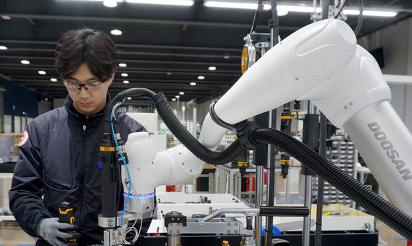 두산로보틱스가 태국 로봇 SI 업체 'VRNJ'사에 협동로봇 300대를 공급한다. 이번에 공급하게 된 로봇 4종 중 하나인 M시리즈./사진=두산로보틱스