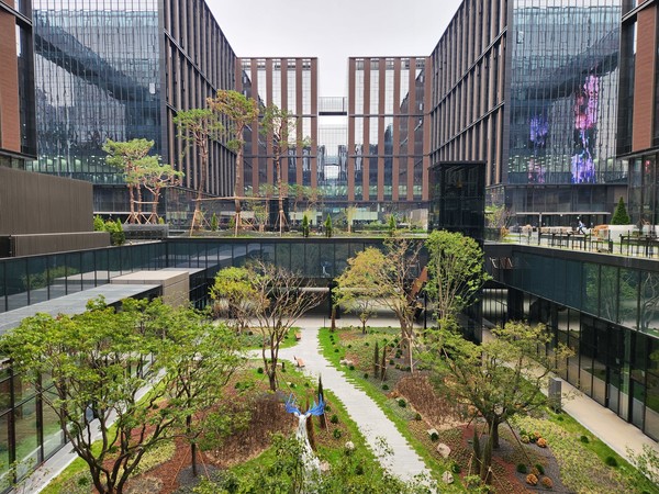 원그로브 중앙정원 전경. 사진=이지스자산운용