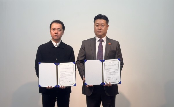 )니즈퍼샌드 서재남 회장(좌측)과 한국블록체인콘텐츠협회 황성익 회장이 협약식을 진행중이다. /사진=니즈퍼샌드