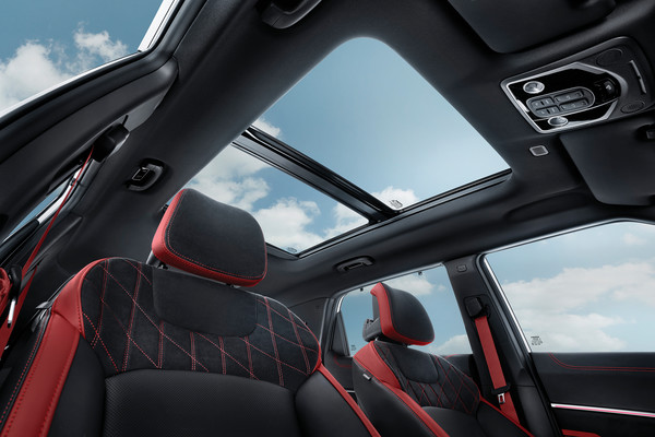 액티언 파노라마 선루프./사진=KGM