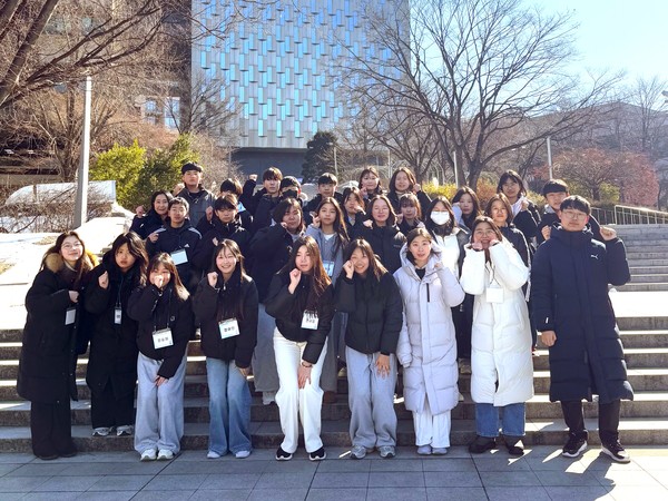지난 4일 서울 관악구 서울대학교 관악캠퍼스에서 '2025 창의리더십 체.인.지 겨울 아카데미 입학식' 참가 청소년들이 기념촬영을 하고 있다. /사진=교보생명