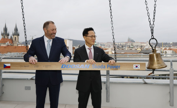 6일(현지시간) 체코 프라하 증권거래소에서 열린 두산스코다파워 상장 기념식에서 (오른쪽) 박상현 두산에너빌리티 박상현 사장과 페트르 코블리츠 프라하 증권거래소 CEO가 증시 상장을 알리는 종을 울리고 있다./사진=두산에너빌리티