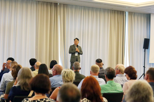 곽재선 KG모빌리티(KGM) 회장이 지난해 8월 독일 프랑크푸르트 북부 지역에 위치한 오버우어젤도린트호텔에서 열린 콘퍼런스에 참석해 현지 딜러들과 독일 시장 운영 방향과 전략 등에 대해 소통했다. / 사진=KG모빌리티