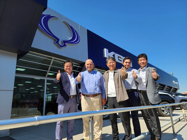 곽재선 KG모빌리티 회장(왼쪽 세번째)이 글로벌 판매 물량 증대와 현장 경영의 일환으로 지난해 8월 튀르키예를 방문해 대리점과 간담회를 갖고 판매 확대 전략 등을 논의했다. / 사진=KG모빌리티
