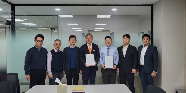 왼쪽부터 첫 번째 스타코링크 김경진 공동대표, 두 번째 오광배 공동대표, 다섯 번째 코어닥스 임요송 대표, 여섯 번째 양휘강 부대표가 협약식 후 사진을 찍었다. 