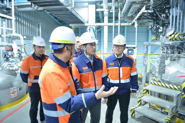 지난 1월 31일 최윤범 고려아연 회장이 울산 온산제련소를 방문하여 공장 내부를 둘러보고 있다. /사진=고려아연