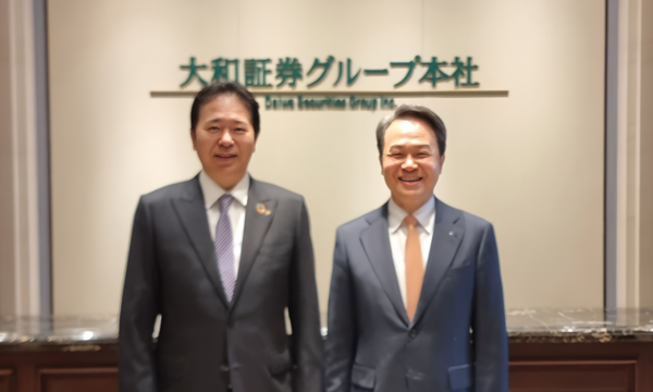 신한금융그룹은 지난 12일부터 나흘간 일본에서 현지 주요 금융기관 및 기관 투자자들과 만나는 올해 첫 해외 IR(투자설명회)을 성공적으로 마쳤다고 16일 밝혔다. (사진 왼쪽)오기노 아키히코 다이와증권그룹 사장과 만난 진옥동 신한금융그룹 회장이 함께 기념촬영을 하고 있다. /사진=신한금융그룹