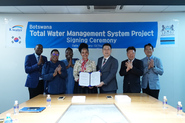 한국수자원공사는 지난 14일 보츠와나 수도 가보로네에서 보츠와나 정부와 '통합물관리시스템 구축사업' 계약을 체결했다. (오른쪽 세 번째부터) 한국수자원공사 한성용 글로벌사업본부장, 보츠와나 보노 쿠모타카 수자원주택부 차관. 이번 사업은 수도 인근 림포포강 유역의 수위·강수 등 원격 계측과 실시간 모니터링 시스템 및 통합물관리 상황실을 구축하는 사업으로 2028년까지 3년간 진행된다. /사진=한국수자원공사