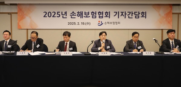 이병래 손해보험협회장(왼쪽에서 4번째) /사진=손해보험협회