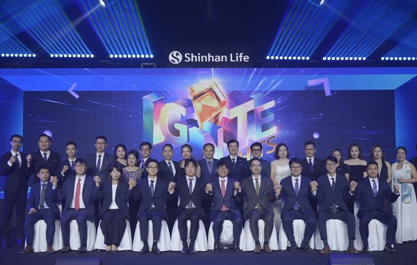 지난 19일 베트남 호치민에서 열린 신한라이프 베트남법인 'FC채널 영업대상 시상식'에서 이영종 신한라이프 사장(앞줄 오른쪽에서 다섯 번째)과 배승준 베트남 법인장(앞줄 오른쪽에서 네 번째)이 수상자를 비롯한 관계자들과 기념 촬영을 하고 있다. /사진=신한라이프