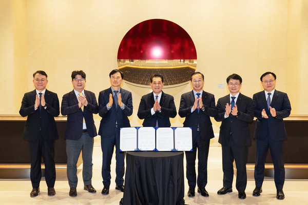 포스코그룹이 20일 서울 포스코센터에서 '그룹 인권경영 선언문' 선포식을 가졌다. (왼쪽부터) 포스코스틸리온 천시열 사장, 포스코퓨처엠 엄기천 사장, 포스코 이희근 사장, 포스코그룹 장인화 회장, 포스코이앤씨 정희민 사장, 포스코DX 심민석 사장, 포스코인터내셔널 정경진 부사장. /사진=포스코그룹