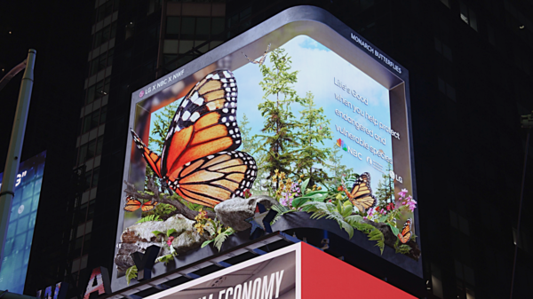 LG전자가 멸종위기에 처한 '모나크 나비'를 주제로 한 영상을 미국 타임스스퀘어에서 상영하고 있다. /사진=LG전자