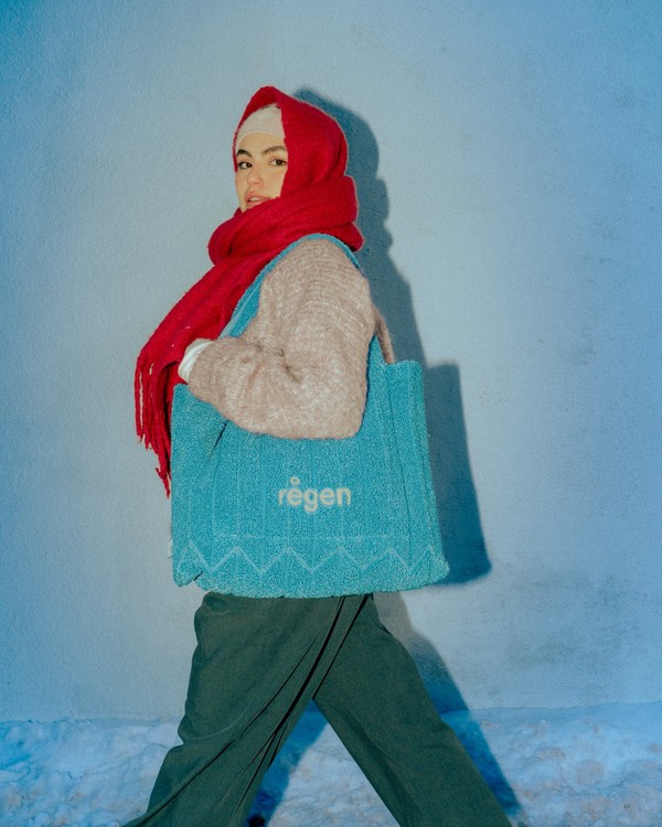 효성티앤씨가 루프인더스트리, 플리츠마마와 함께 폐섬유에서 원사를 뽑아내 가방을 제작했다. /사진=효성티앤씨