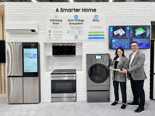 삼성전자 직원이 KBIS 2025에서 차별화된 AI 연결경험을 제공하는 비스포크 가전을 소개하고있다. /사진=삼성전자