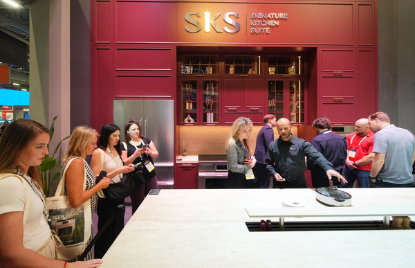 25일(현지시간) 미국 라스베이거스에서 열리고 있는 미국 최대 주방∙욕실 전시회 'KBIS 2025'에서 LG전자 전시관에 관람객들이 북적이고 있다. LG전자는 초프리미엄 빌트인 가전 브랜드 'SKS'와 고효율 프리미엄 가전을 선보이며 프리미엄 주방 가전 경험을 제시한다. LG전자 전시관을 방문한 관람객들이 다양한 SKS 라인업을 직접 체험하고 있다. /사진=LG전자