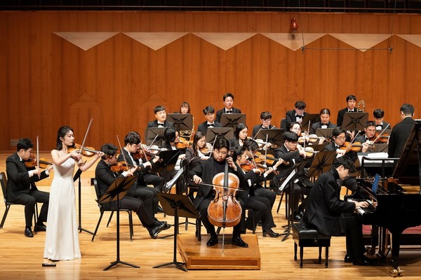 지난 25일 서울시 서초동 소재 예술의전당 콘서트홀에서 진행된 '2025 위드콘서트'에서 하트하트 오케스트라와 클래식 음악 신예들이 함께 공연하는 모습 /사진=신한은행