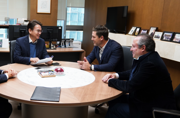 정준호 SK증권 대표이사(왼쪽)가 리드 디킨슨LA GOLF CEO(가운데)와 대화를 나누고 있다. 사진=SK증권