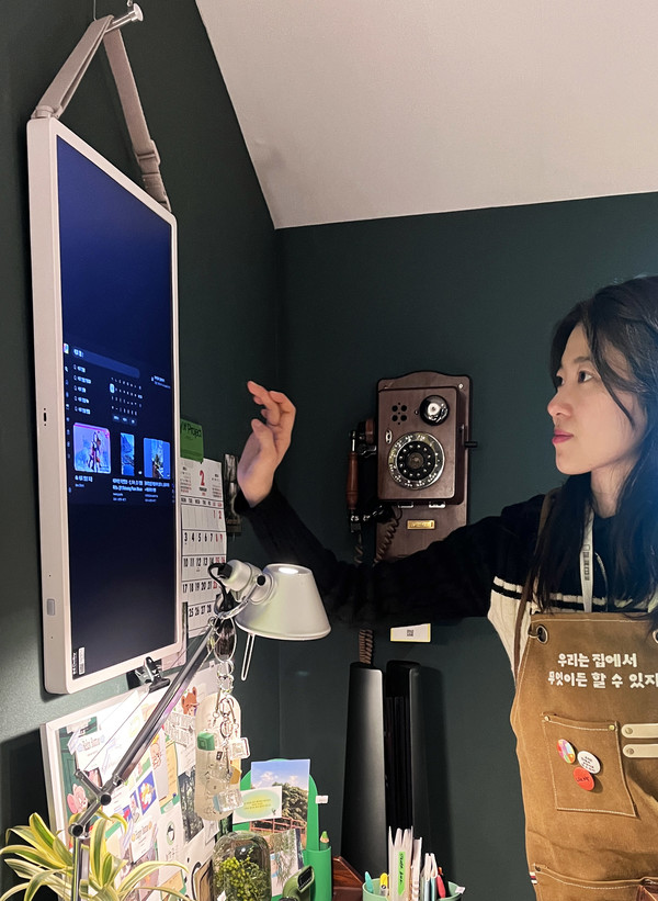 LG전자가 운영하는 홈 라이프스타일 커뮤니티 '라이프집'이 내달 2일까지 서울 삼성동 코엑스에서 진행하는 '서울리빙디자인페어'에서 고객들의 빈티지 애장품부터 LG전자의 혁신 제품까지 체험 가능한 이색 고객경험 공간을 운영한다. 사진은 라이프집 부스에서 LG 스탠바이미2를 체험해보고 있는 모습. /사진=LG전자