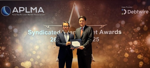 주명 한국투자증권 홍콩법인장(왼쪽)과 김주영 글로벌FI 팀장이 26일 홍콩에서 열린 'APLMA Syndicated Loan Market Award'에서 기념사진을 찍고 있다. 사진=한국투자증권