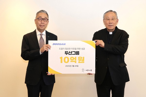 (왼쪽) 박지원 두산그룹 부회장과 구요비 재단법인 '바보의 나눔' 이사장이 26일 열린 성금 전달식에서 기념촬영을 하고 있다./사진=두산그룹