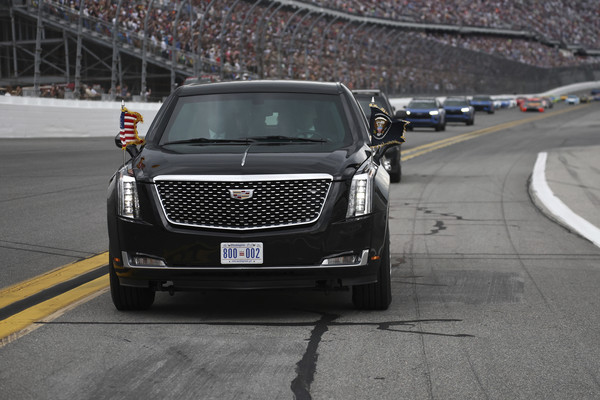 도널드 트럼프 미국 대통령이 탑승한 전용 차량 ‘더 비스트’가 지난 2월 16일(현지시간) 플로리다주 데이토나비치에서 열린 카레이싱 대회 ‘데이토나500’ 트랙을 돌고 있다. 트럼프 대통령은 이날 나스카(NASCAR•전미스톡자동차경주협회) 시리즈 개막 행사에 참석해 연설했다. / 사진=AP연합뉴스