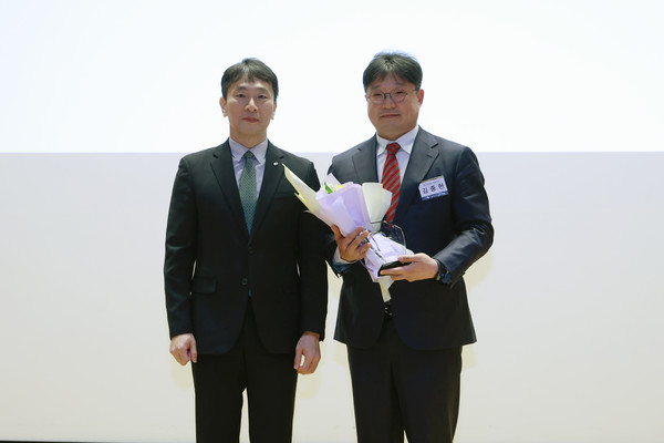 메리츠화재 김중현 대표(오른쪽), 이복현 금융감독원장(왼쪽) /사진=메리츠화재