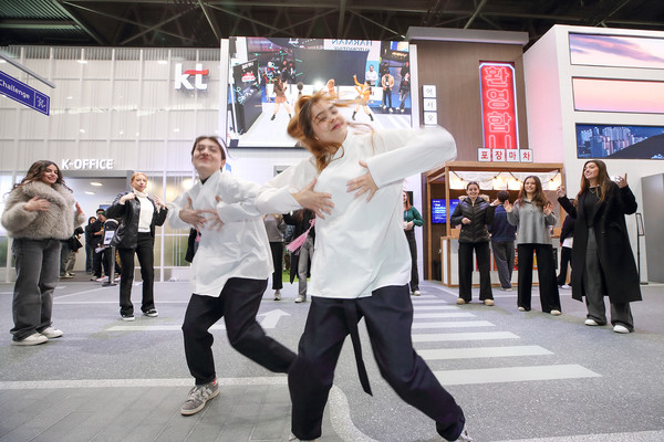KT 전시관 K-팝 댄스 챌린지(K-POP Dance Challenge)에서 댄서들이 K-팝 춤을 추는 모습. /사진=KT