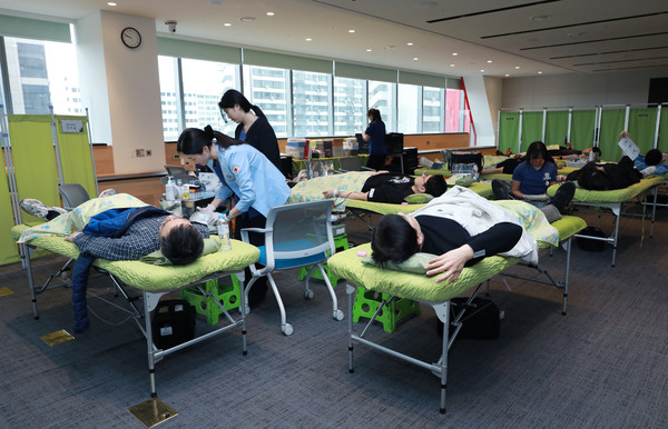 NH투자증권이 5일 NH투자증권 임직원들이 파크원 NH금융타워 4층 그랜드 홀에서 '사랑의 나눔, 헌혈' 행사를 진행하고 있다. 사진=NH투자증권.