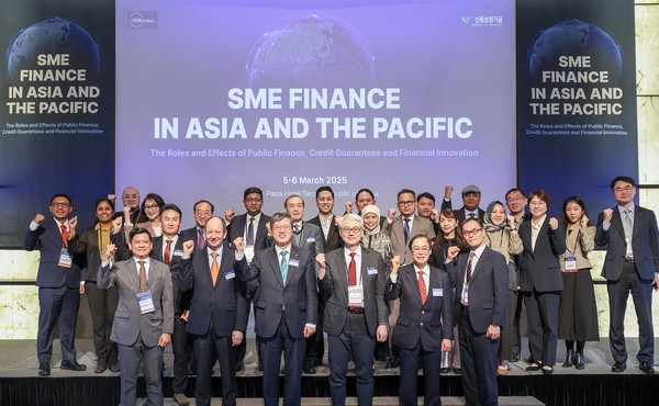 지난 5일 최원목 신용보증기금 이사장(첫줄 왼쪽에서 세 번째), 테츠시 소노베 ADBI 소장(첫줄 왼쪽에서 네 번째), 미첼 크리스티안 아블란 필리핀 차관보(첫줄 왼쪽에서 첫 번째), 피터 모건 ADBI 이코노미스트(첫줄 왼쪽에서 두 번째), 나오유키 요시노 게이오대 명예교수(첫줄 왼쪽에서 다섯 번째), 시게히로 시노자키 ADB 선임 이코노미스트(첫줄 왼쪽에서 여섯 번째)와 참석자들이 서울 플라자호텔에서 열린 '신용보증기금-ADBI 공동 워크숍'에 참석해 기념 촬영을 하고 있다. /사진=신용보증기금