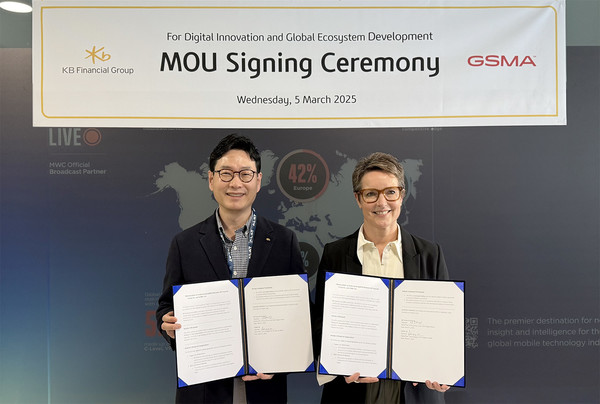 KB금융그룹 이창권 디지털·IT부문장(왼쪽에서 첫번째)과 GSMA의 사라 위긴 부사장(왼쪽에서 두번째)이 스페인 현지시각으로 5일 바르셀로나에서 진행된 양사간 업무협약식에서 기념촬영을 하고 있다. /사진=KB금융그룹