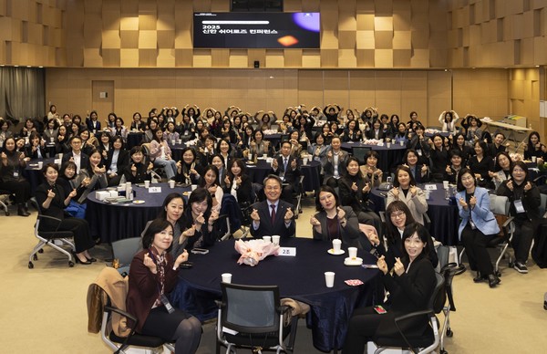 이날 행사에 참석한 (사진 가운데) 진옥동 신한금융그룹 회장과 신한 쉬어로즈 여성 리더들이 기념 촬영을 하고 있다. /사진=신한금융그룹
