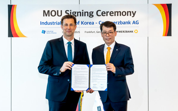 지난 6일(현지시간) 독일 프랑크푸르트 Commerzbank Tower에서 열린 업무협약식에서 김성태 IBK기업은행장(오른쪽)과 마이클 코츠바우어 코메르츠방크 부회장(왼쪽)이 기념촬영을 하고 있는 모습 /사진=IBK기업은행