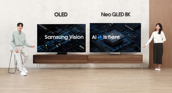 삼성전자 모델이 2025년형 AI TV 신제품 'Neo QLED 8K(85QNF990)'와 'OLED(83SF95)'를 체험하고 있다. /사진=삼성전자