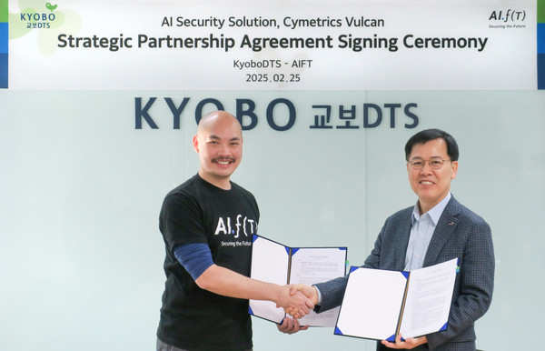 권창기 교보DTS 대표이사(사진 오른쪽)와 알렉스 링 AIFT 공동창립자(사진 왼쪽)이 전략적 파트너십을 맺은 뒤 기념 촬영을 하고 있다. /사진=교보생명