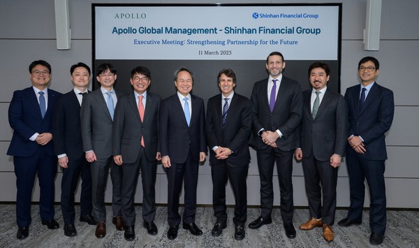 11일 서울 중구 신한라이프 본사에서 열린 최고경영진 회담에서 신한금융그룹 진옥동 회장(가운데)과 신한라이프 이영종 사장(왼쪽 네 번째)이 아폴로글로벌매니지먼트 마크 로완 회장(오른쪽 네 번째)을 비롯한 관계자들과 기념 촬영을 하고 있다. /사진=신한라이프