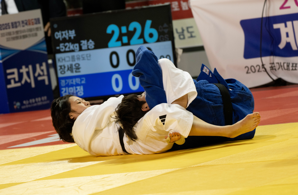 지난 10일 충남 보령종합체육관에서 개최된 2025 국가대표 2차 선발전 -52kg급 경승전에 나선 장세윤 선수(KH그룹 필룩스유도단)와 김민정 선수(경기대학교) / 사진=주도바인코리아