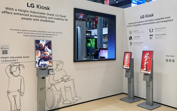 LG전자가 버튼 하나로 화면부 높낮이를 조절하고 촉각 키패드를 적용해 접근성을 높인 '2세대 키오스크'를 세계 최대 규모의 접근성 콘퍼런스인 'CSUN AT 2025'에서 공개했다. 사진은 바르셀로나에서 지난 2월 4일(현지시간) 열린 'ISE 2025'에 전시된 2세대 키오스크 모습. /사진=LG전자