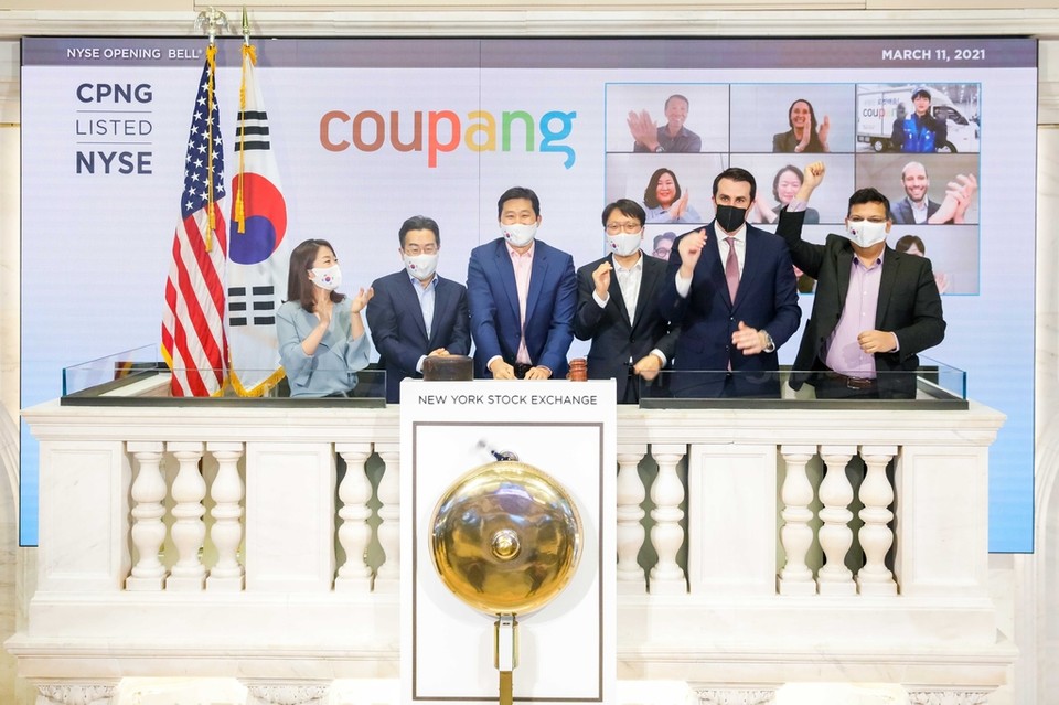2021년 3월 11일 미국 뉴욕증권거래소(NYSE)에서 김범석 쿠팡Inc CEO(최고경영자) 겸 이사회 의장(왼쪽 세번째)이 경영진들과 함께 쿠팡의 상장을 기념해 오프닝벨을 울리고 있다./ 사진=쿠팡