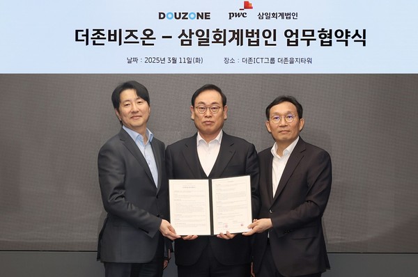(가운데) 이강수 더존비즈온 사장과 (왼쪽)이승호 삼일회계법인 금융부문 대표, 홍준기 감사부문 대표가 11일 서울 중구 더존을지타워에서 열린업무협약식에서 기념촬영을 하고 있다./사진=더존비즈온