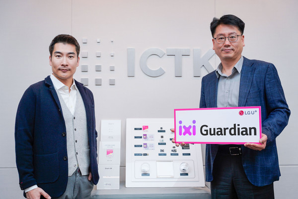 (왼쪽) 이정원 ICTK 대표와 강종오 LG유플러스 기업서비스개발랩장이 협력을 다짐하며 기념사진을 촬영하고 있다./사진=LG유플러스