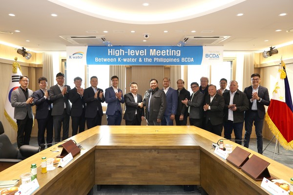 지난 12일 (왼쪽 일곱 번째)윤석대 한국수자원공사 사장이 대전 본사에서 (왼쪽 여덟 번째) 힐라리오 B. 파레데스 필리핀 기지전환개발청 이사회 의장, (왼쪽 여섯 번째) 조슈아 M.빙캉 기지전환개발청 청장 등 관계자들과 기념사진을 촬영하고 있다./사진=한국수자원공사